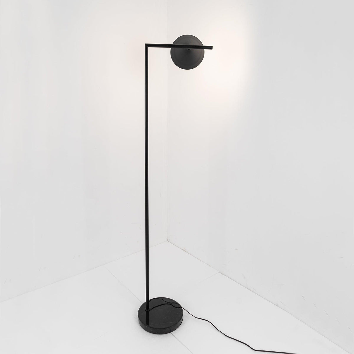 Nell minimalistyczna lampa stojąca