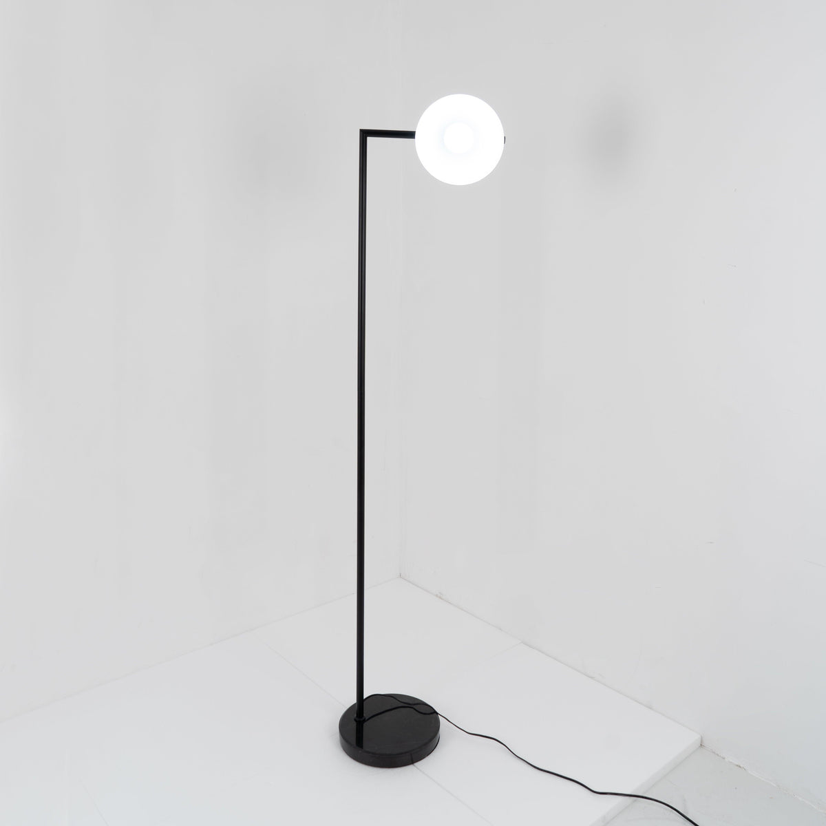 Nell minimalistyczna lampa stojąca
