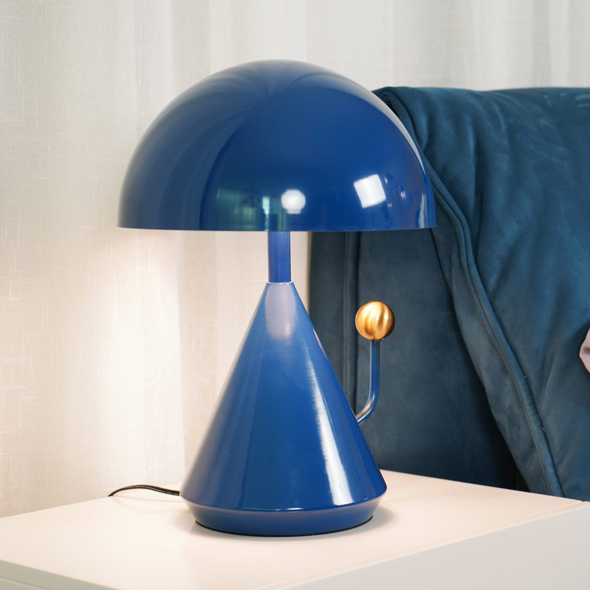 Bella nowoczesna lampa stołowa
