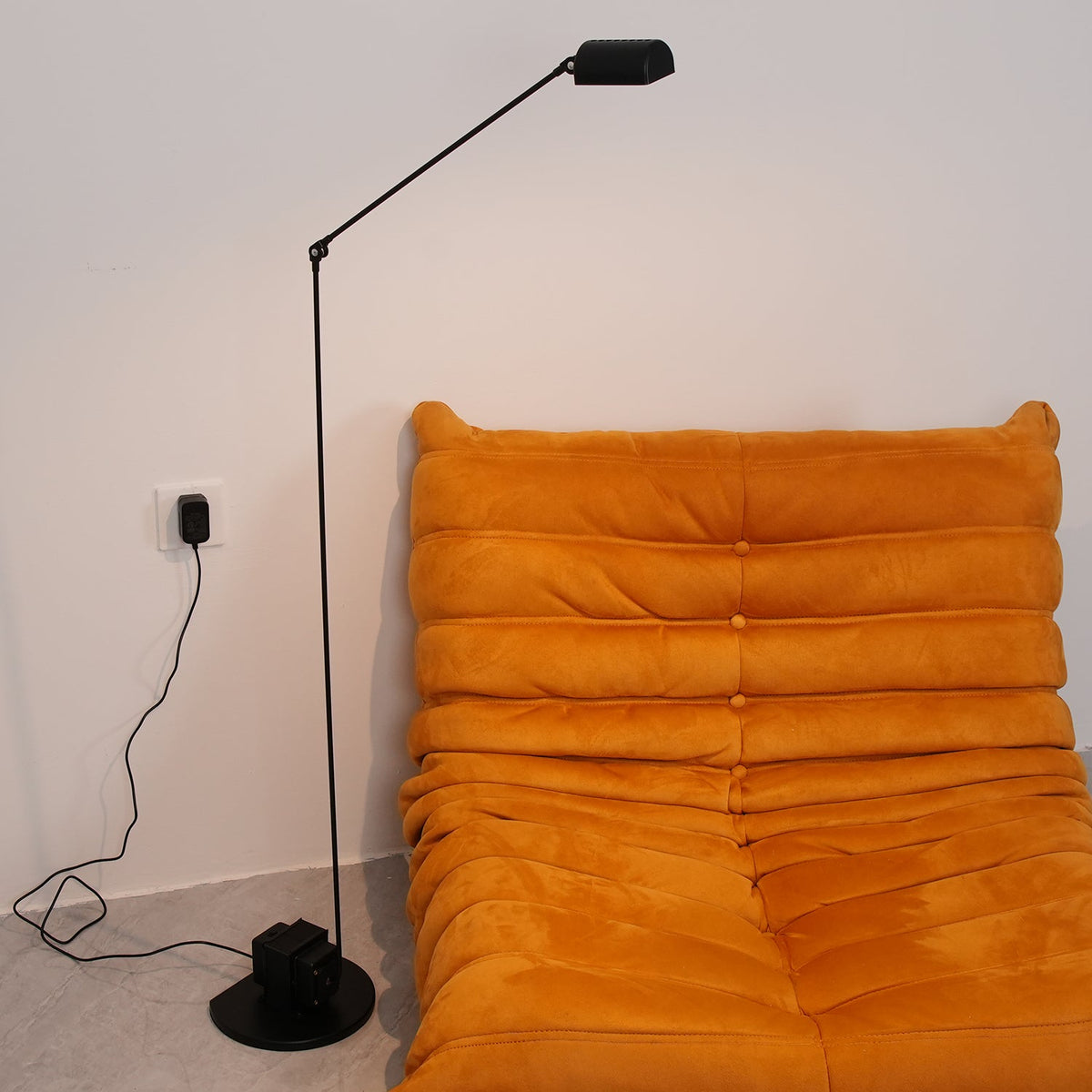 Nerilux regulowana lampa stojąca