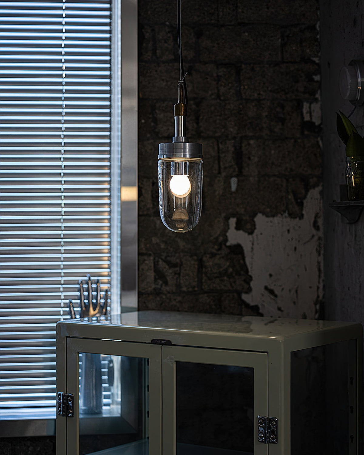 Seluaya lampa wisząca w kształcie kapsuły