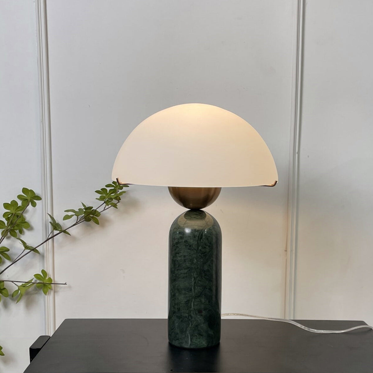 Nerarena lampa stołowa z marmuru