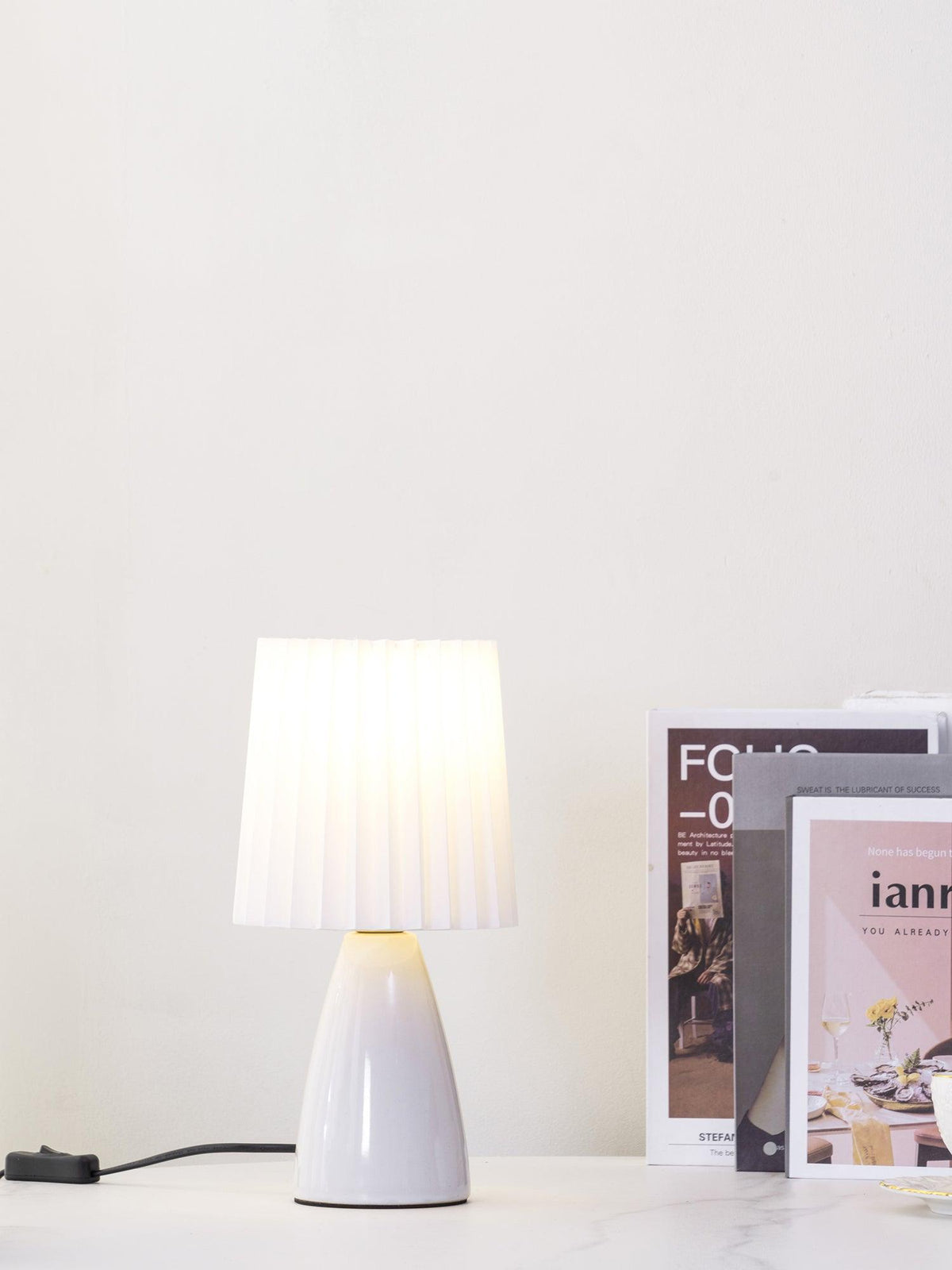 Boko minimalistyczna lampa stołowa z płótna