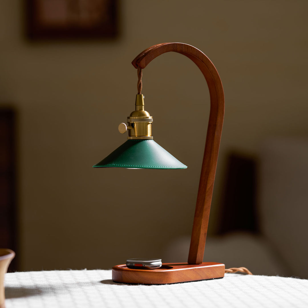 Lampa stołowa Oreliira z drewna orzechowego i kloszem ze skóry w kolorze zielonym
