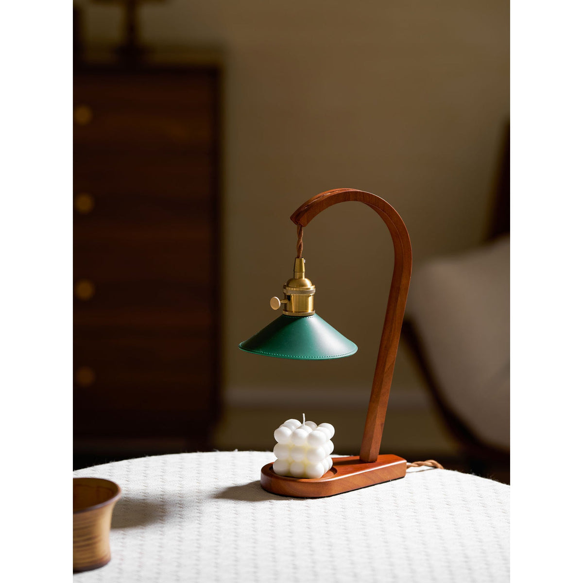 Lampa stołowa Oreliira z drewna orzechowego i kloszem ze skóry w kolorze zielonym