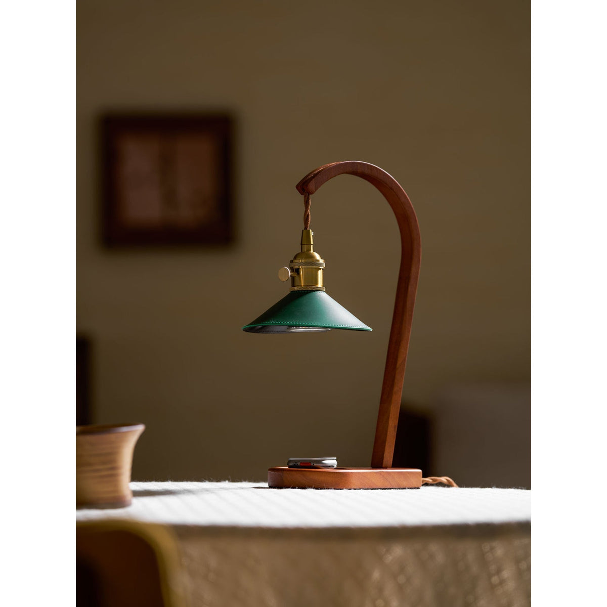 Lampa stołowa Oreliira z drewna orzechowego i kloszem ze skóry w kolorze zielonym