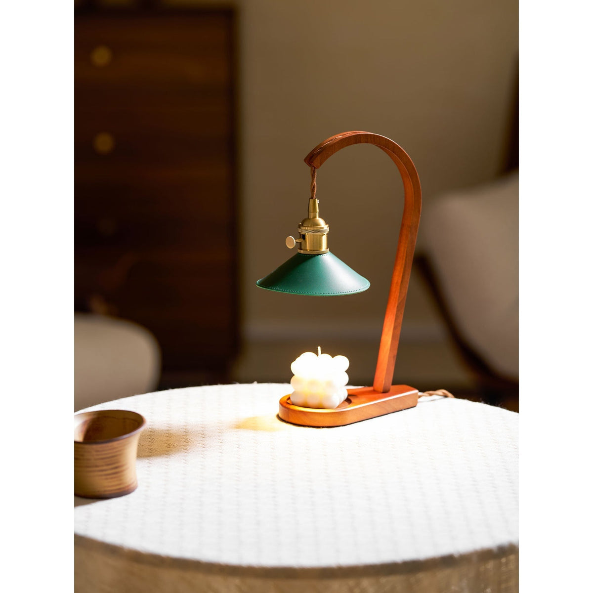 Lampa stołowa Oreliira z drewna orzechowego i kloszem ze skóry w kolorze zielonym