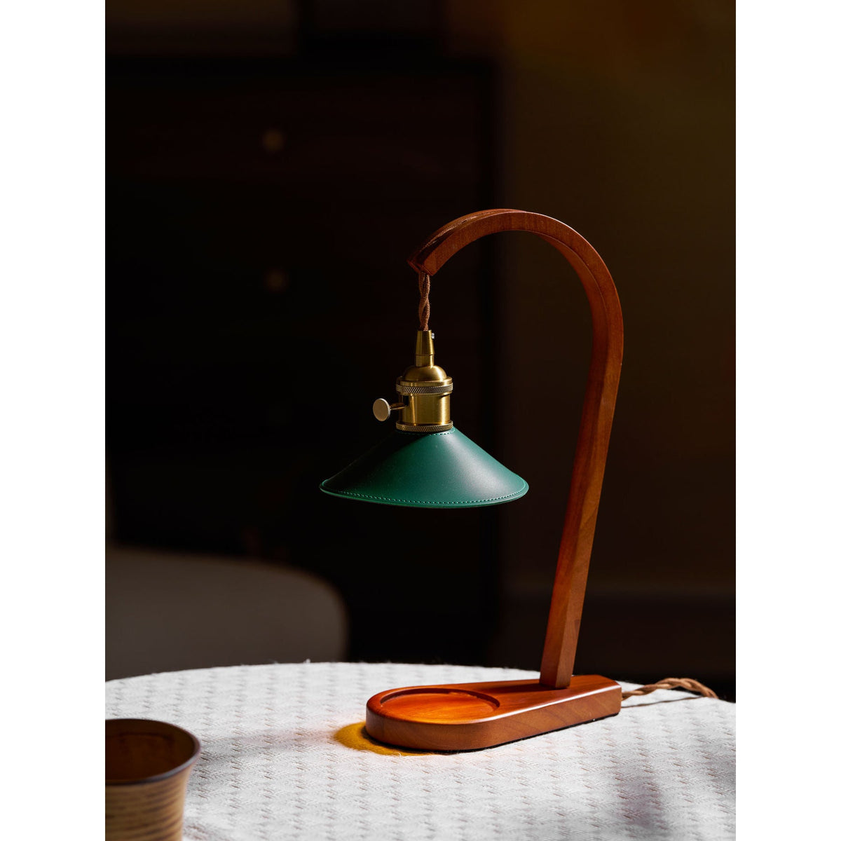 Lampa stołowa Oreliira z drewna orzechowego i kloszem ze skóry w kolorze zielonym