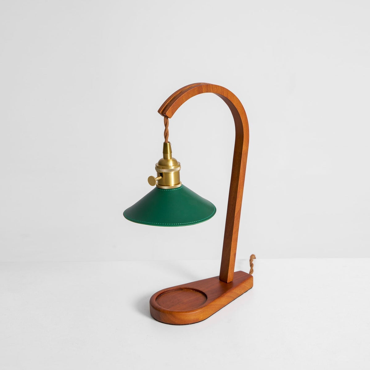 Lampa stołowa Oreliira z drewna orzechowego i kloszem ze skóry w kolorze zielonym