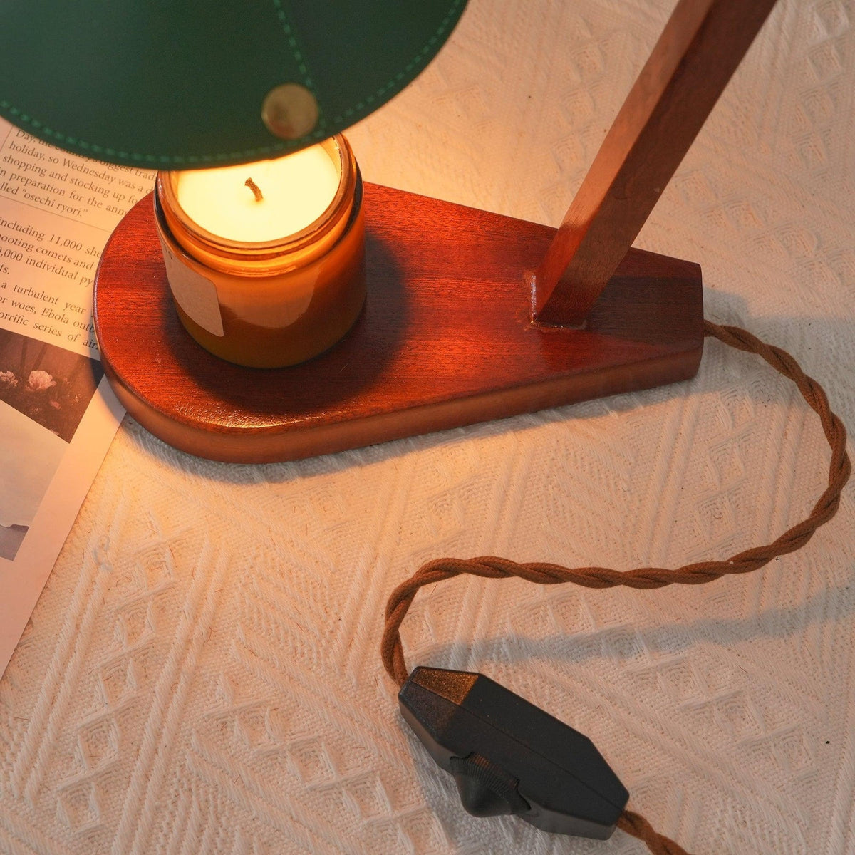 Lampa stołowa Oreliira z drewna orzechowego i kloszem ze skóry w kolorze zielonym