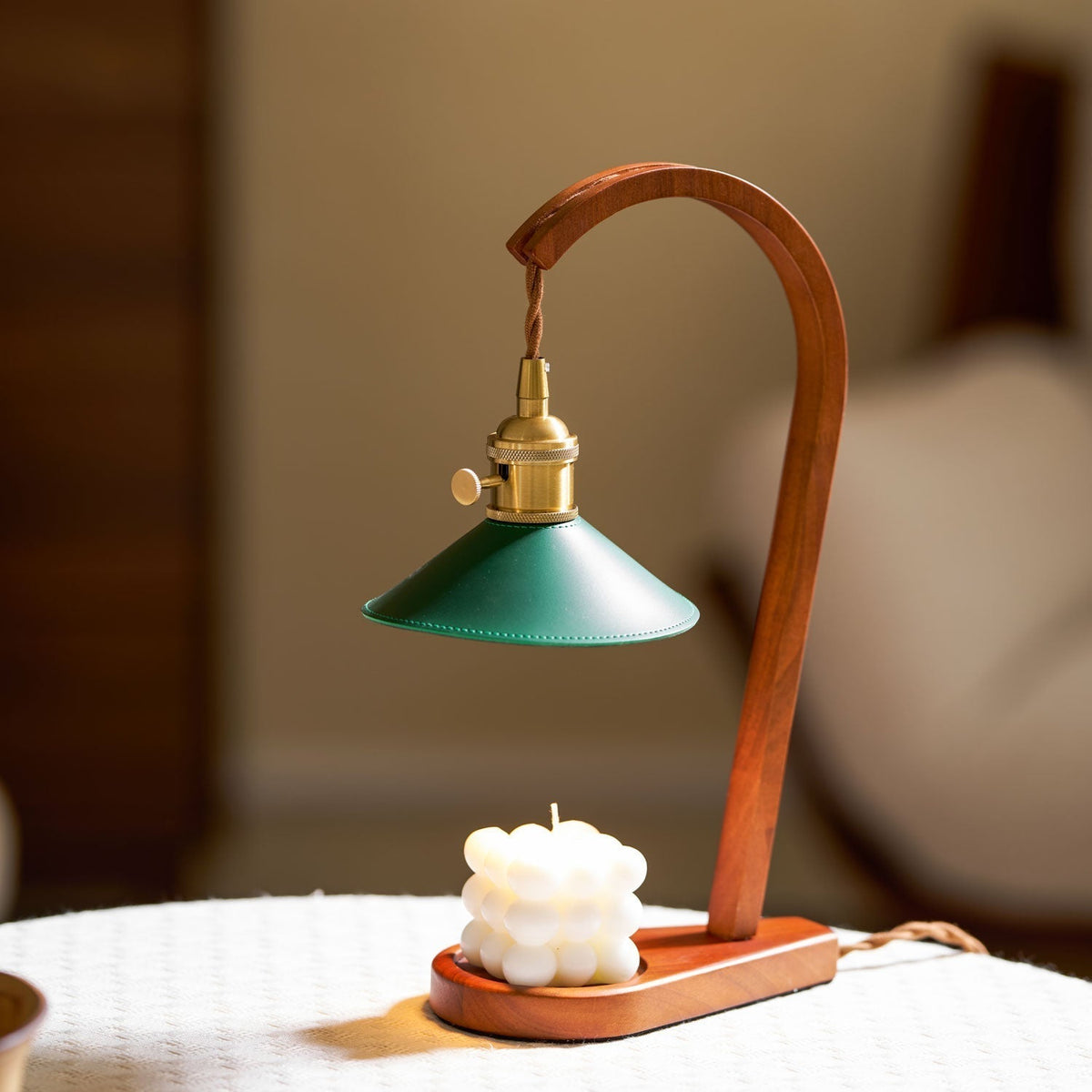 Lampa stołowa Oreliira z drewna orzechowego i kloszem ze skóry w kolorze zielonym