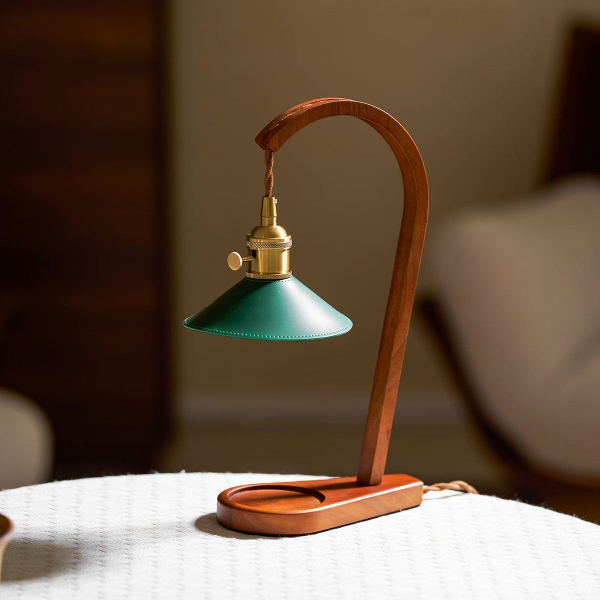 Lampa stołowa Oreliira z drewna orzechowego i kloszem ze skóry w kolorze zielonym