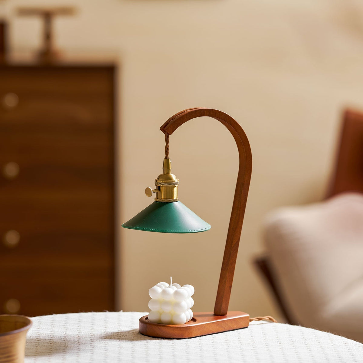 Lampa stołowa Oreliira z drewna orzechowego i kloszem ze skóry w kolorze zielonym