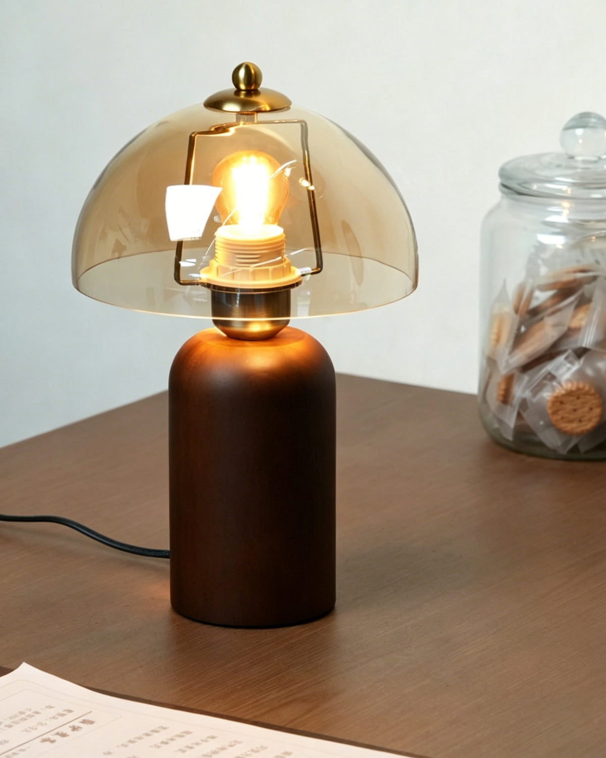 Lampa stołowa Cielum z kloszem ze szkła miodowego i podstawą z drewna orzechowego