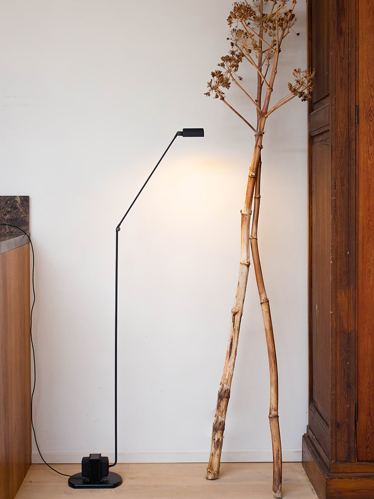 Nerilux regulowana lampa stojąca