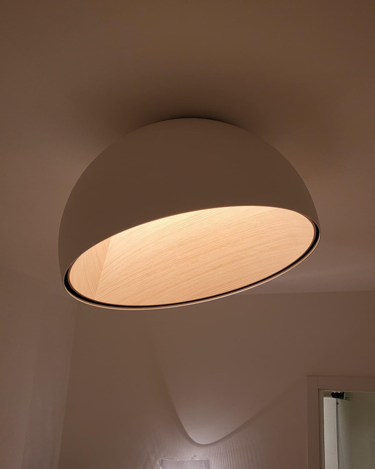 Flanel lampa sufitowa kopuła drewno wewnątrz ciepła nowoczesna minimalistyczna salon | Cielum
