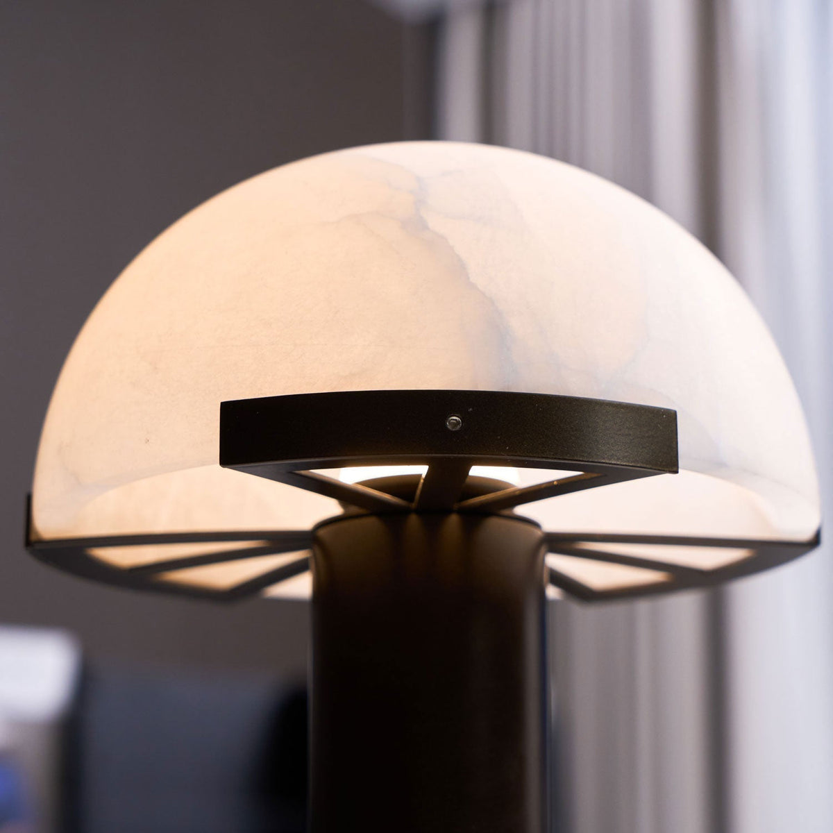 Keir lampa stołowa z alabastrem