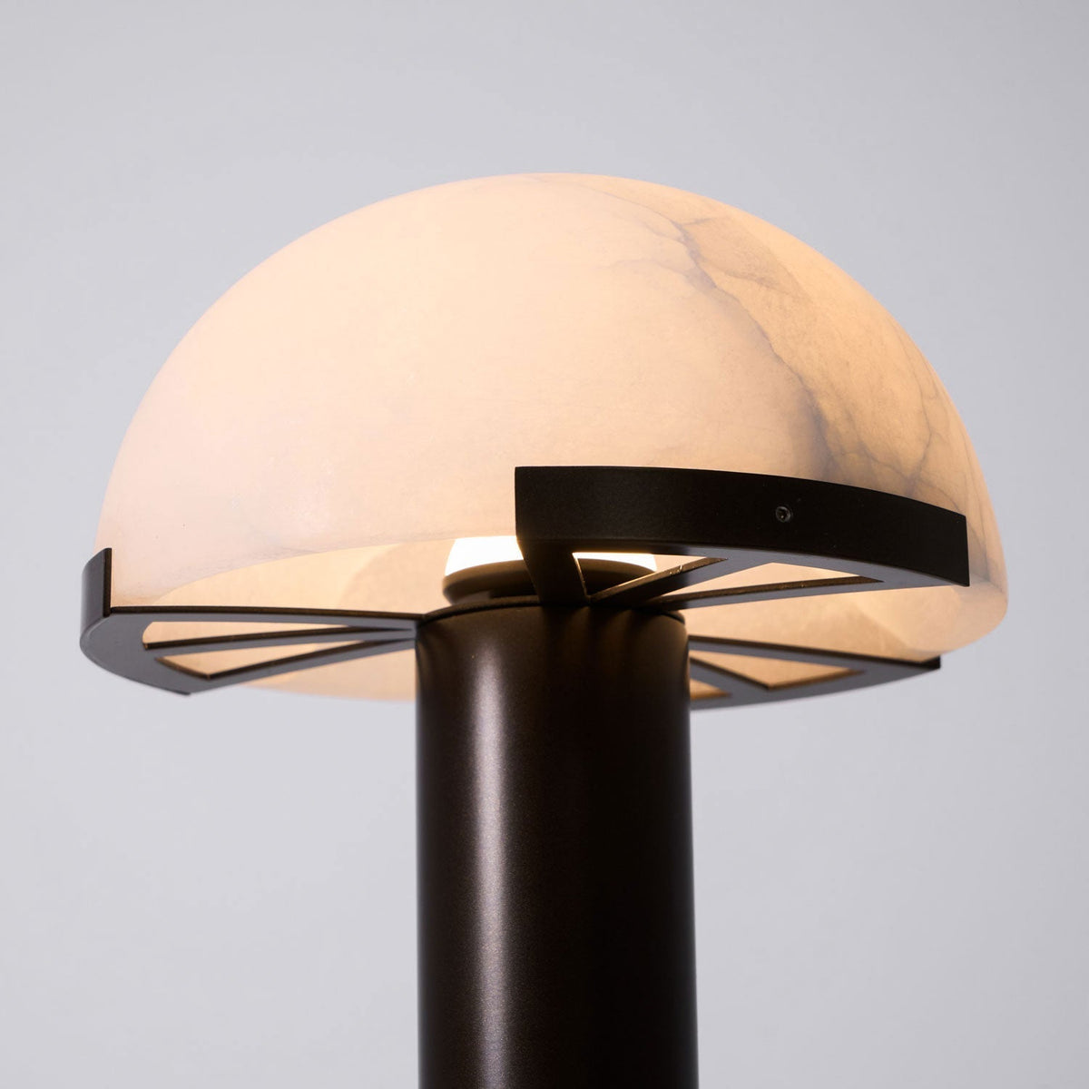Keir lampa stołowa z alabastrem