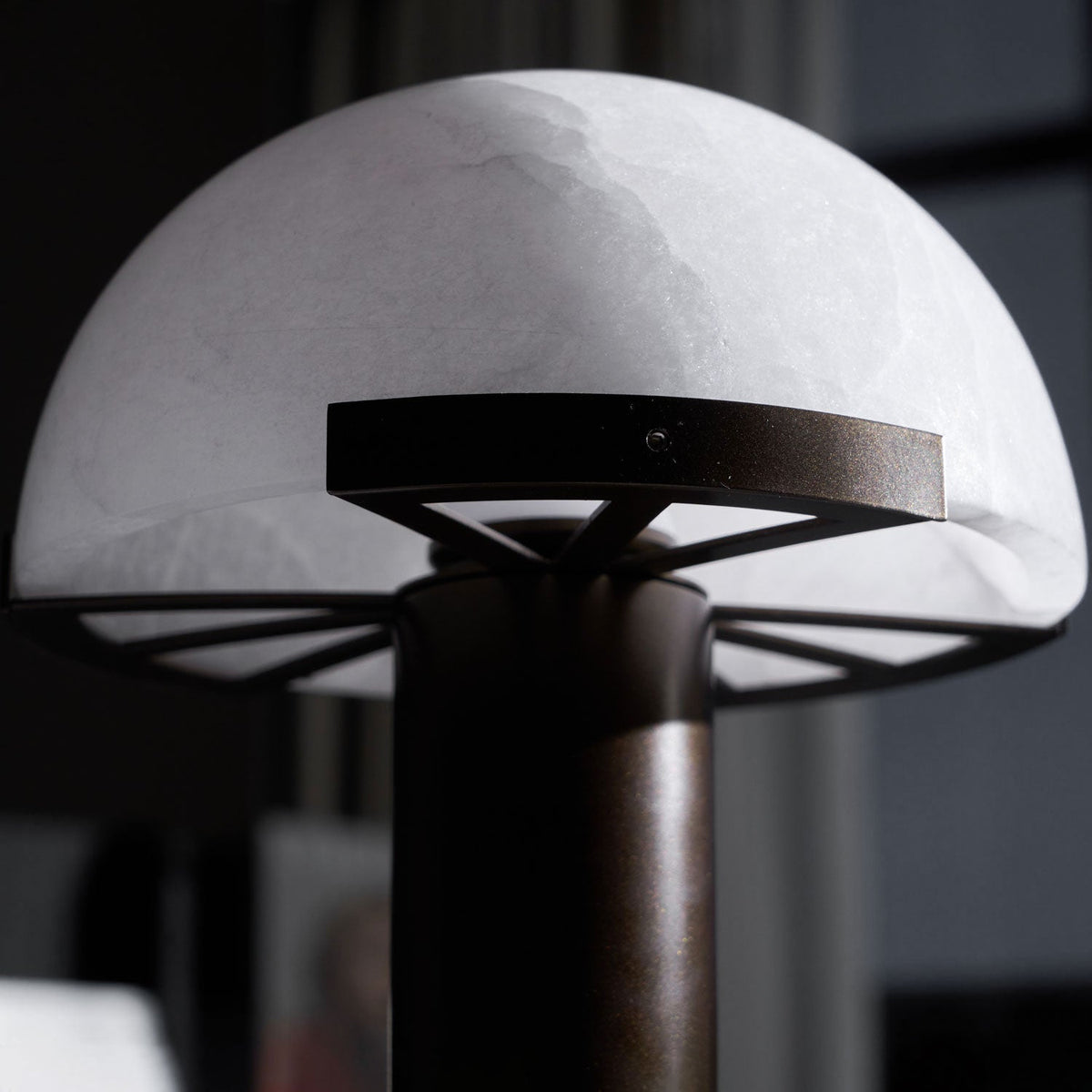Keir lampa stołowa z alabastrem