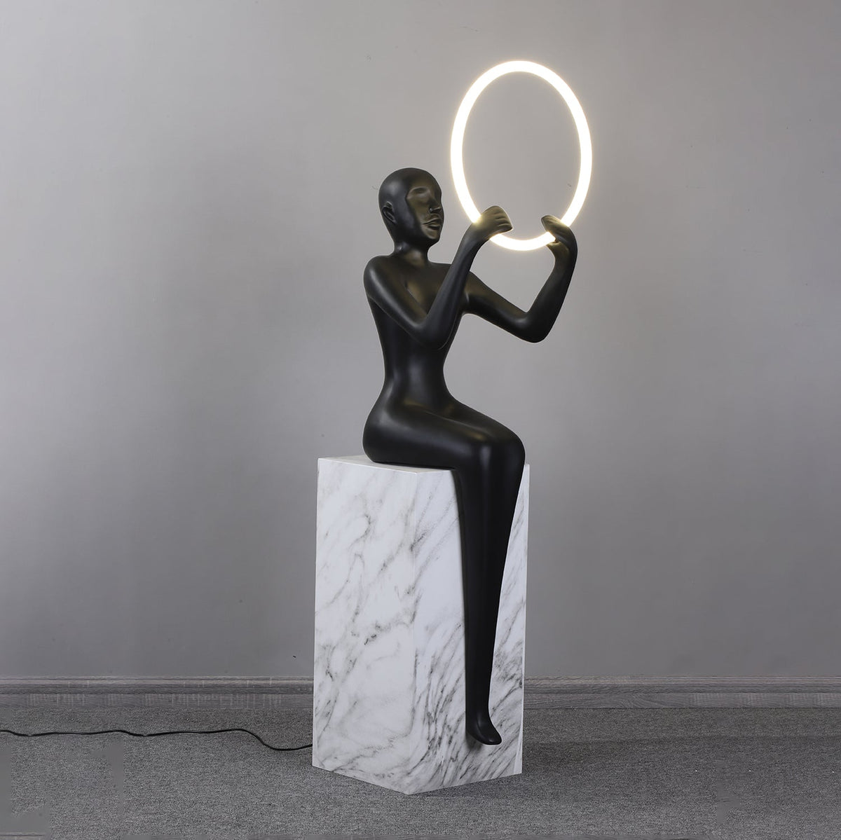 Orelaielle rzeźbiarska lampa stojąca czarna