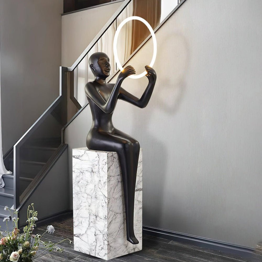 Orelaielle rzeźbiarska lampa stojąca czarna