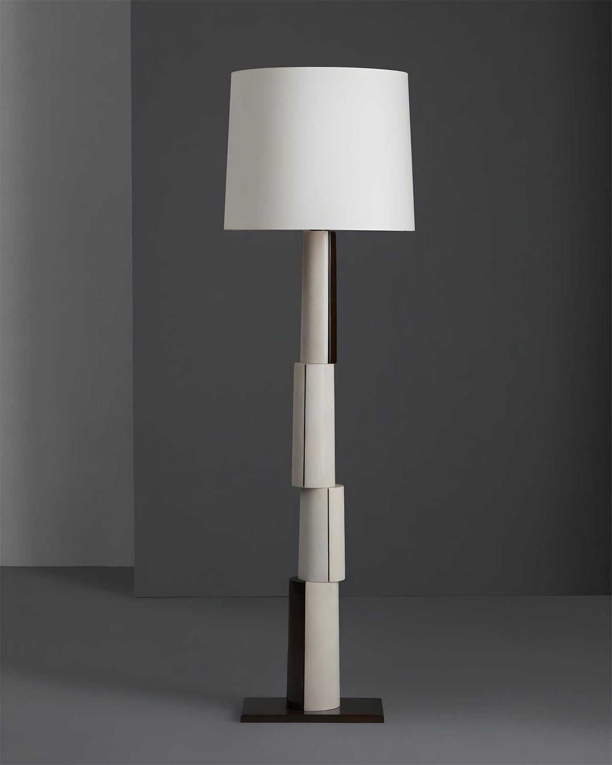 Tate Block lampa stojąca ze skórzanej tkaniny