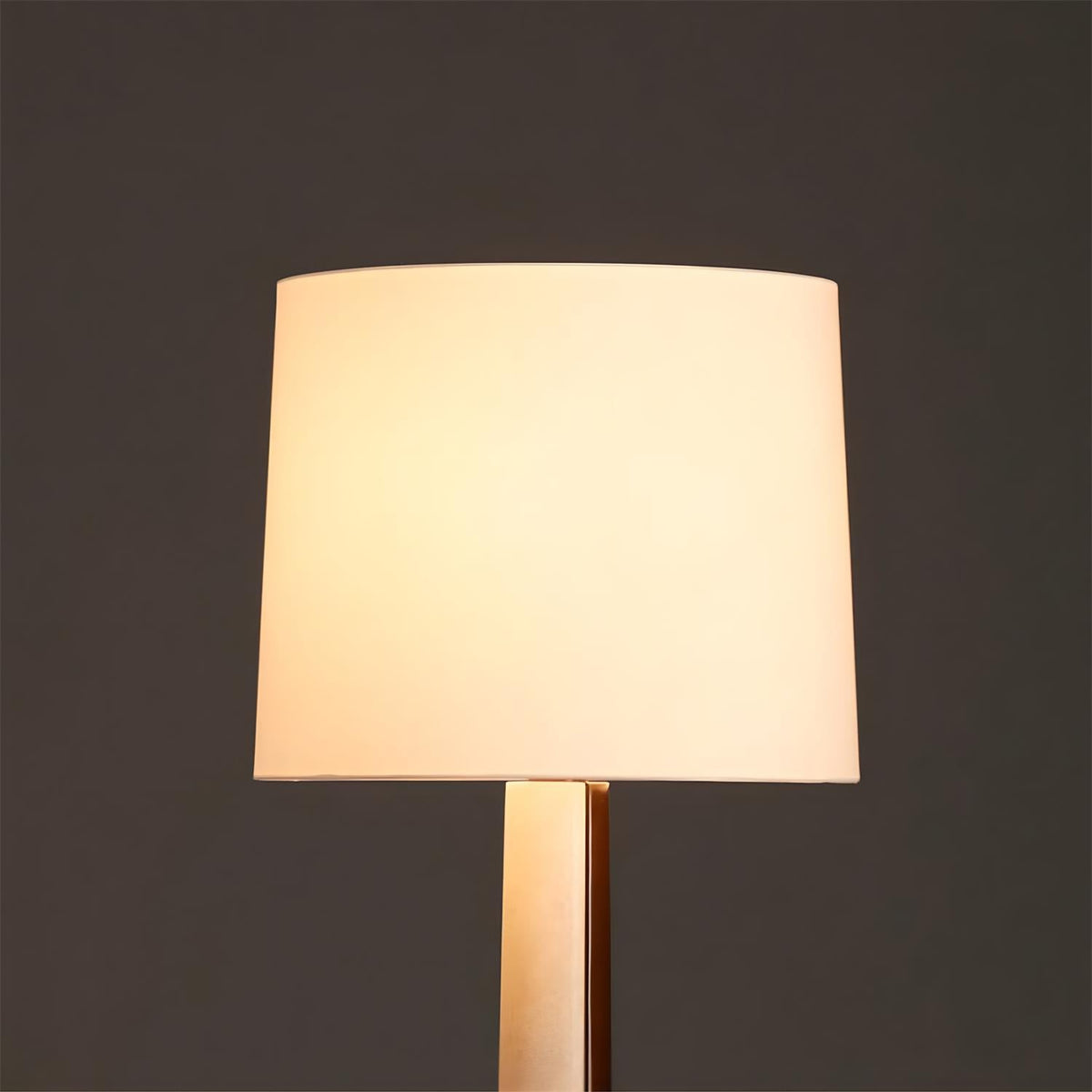 Tate Block lampa stojąca ze skórzanej tkaniny