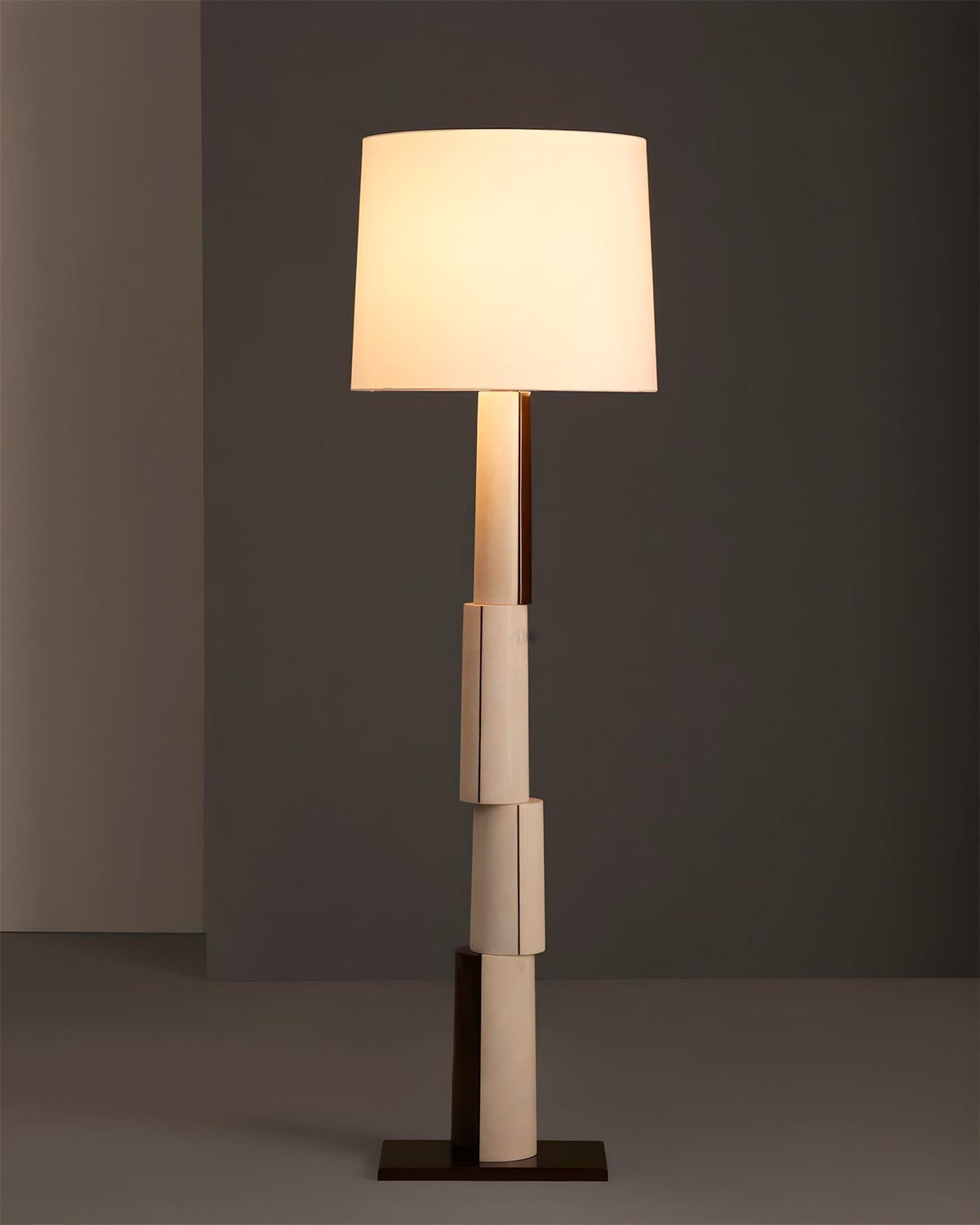 Tate Block lampa stojąca ze skórzanej tkaniny