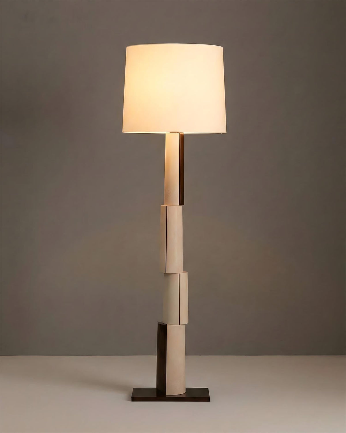 Tate Block lampa stojąca ze skórzanej tkaniny