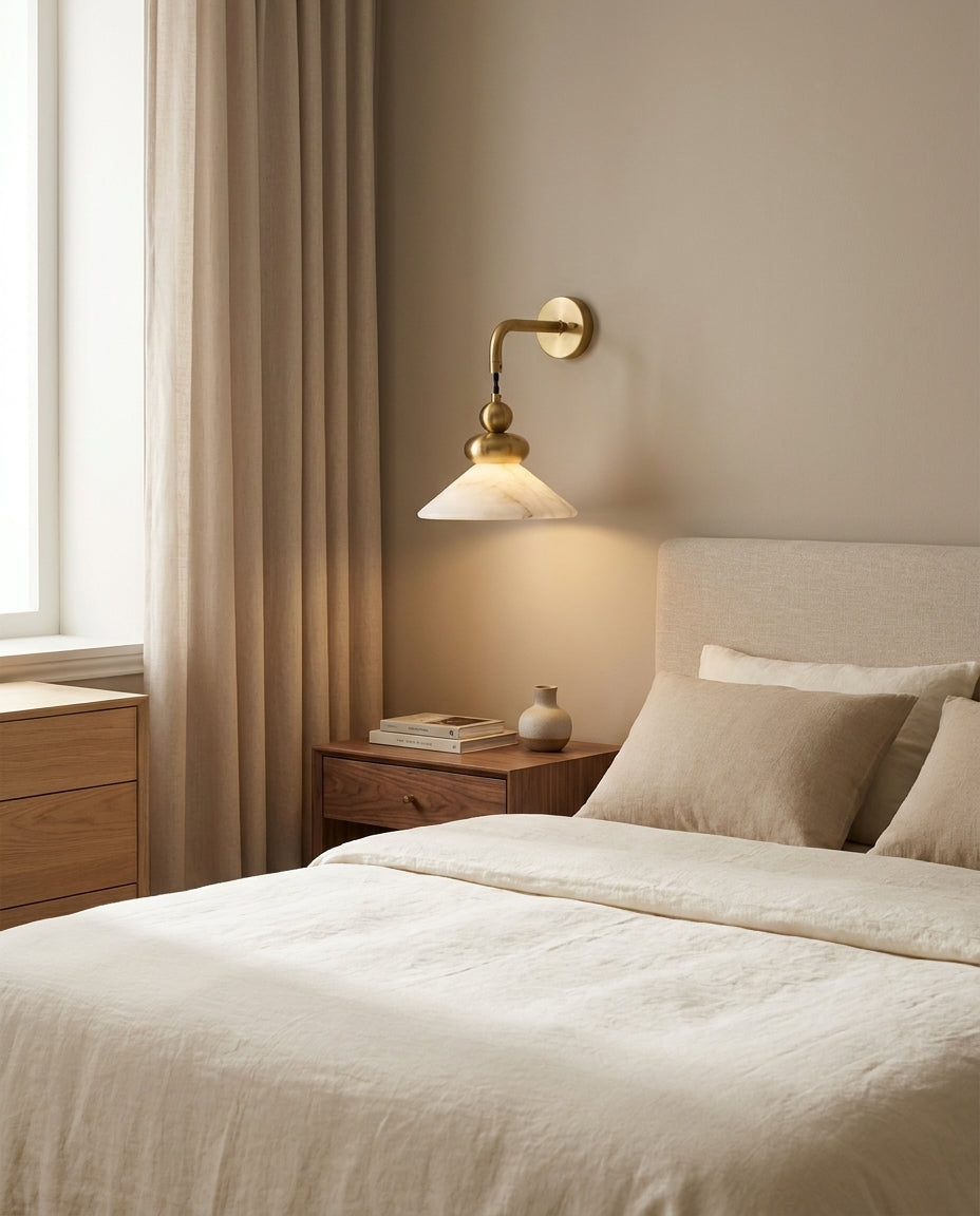 Syra kinkiet ze złotym alabastrem stożkowym w stylu mid-century modern