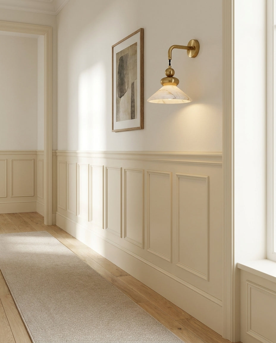 Syra kinkiet ze złotym alabastrem stożkowym w stylu mid-century modern
