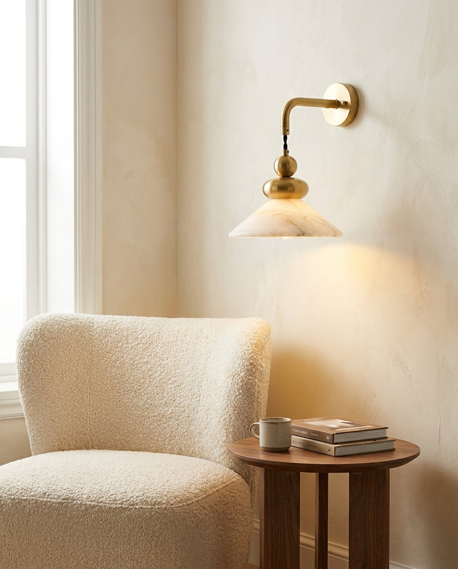 Syra kinkiet ze złotym alabastrem stożkowym w stylu mid-century modern