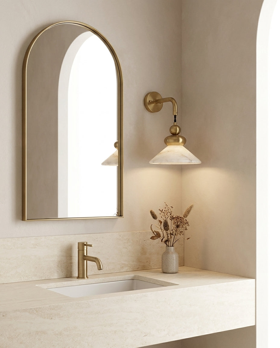 Syra kinkiet ze złotym alabastrem stożkowym w stylu mid-century modern