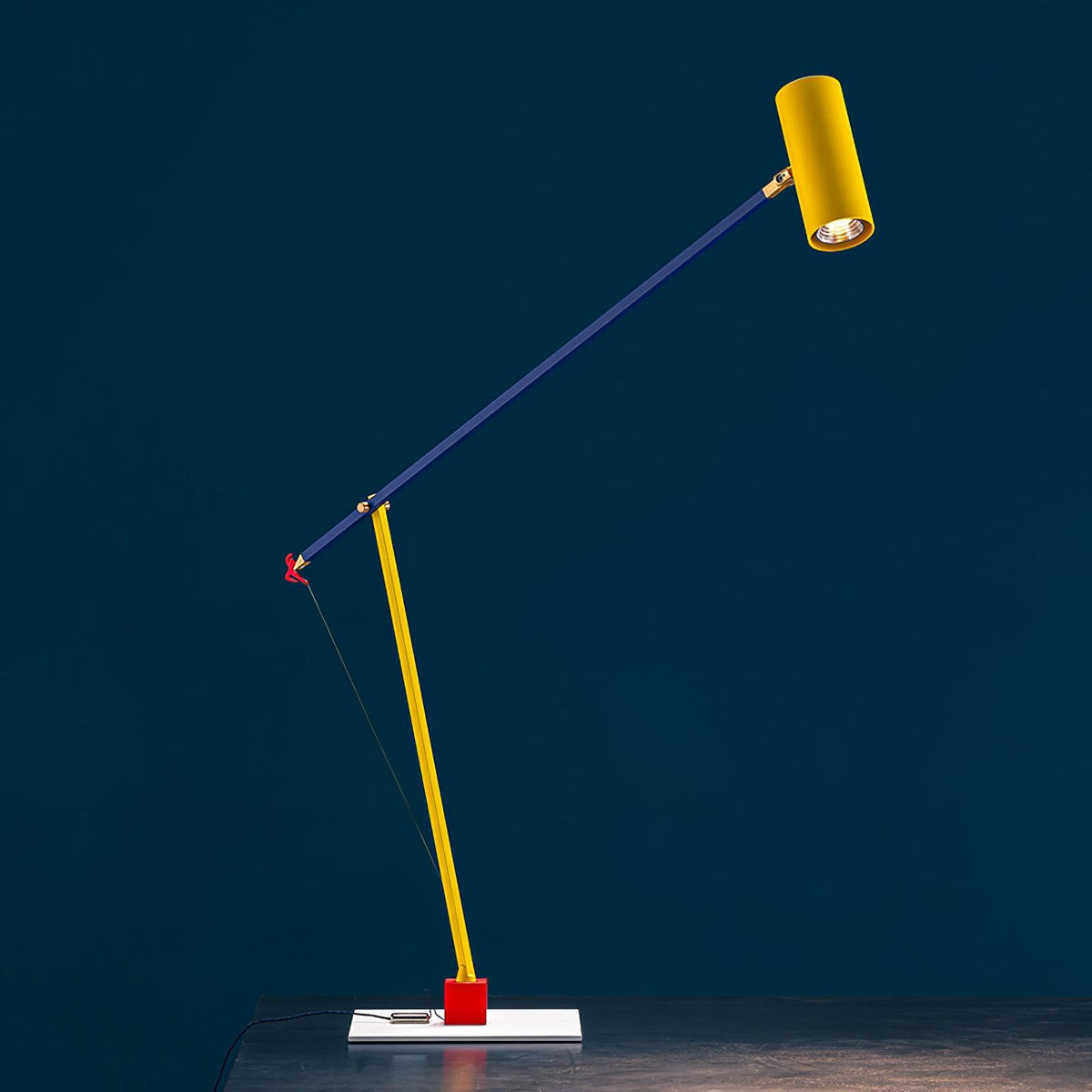 Ember nowoczesna minimalistyczna lampa stołowa