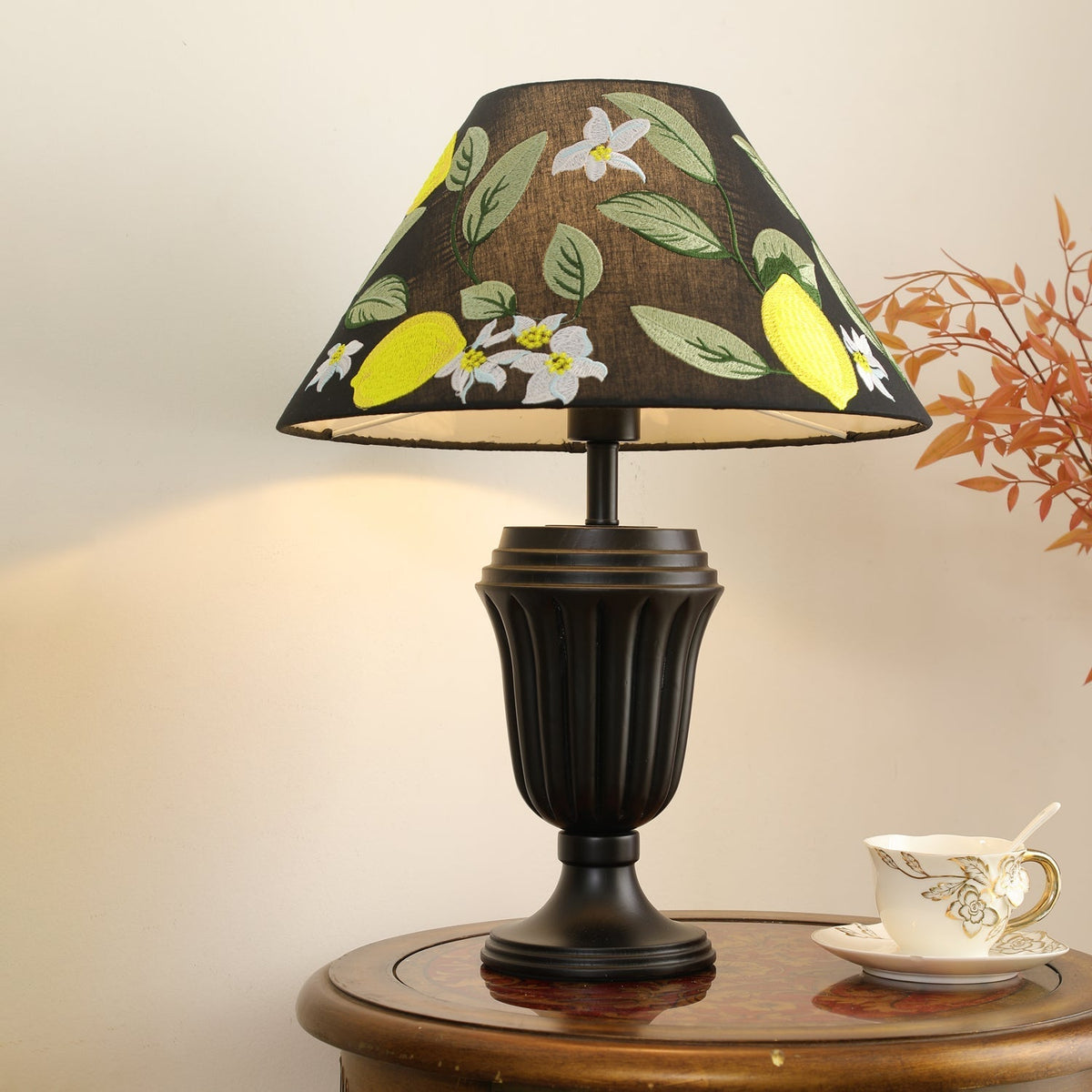 Orione lampa stołowa z drewna i płótna