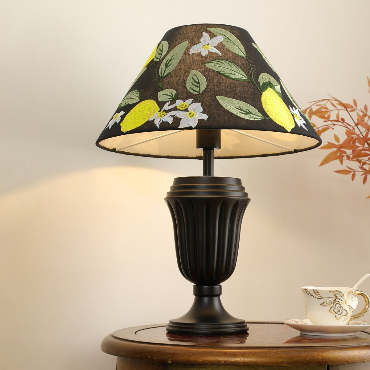 Orione lampa stołowa z drewna i płótna