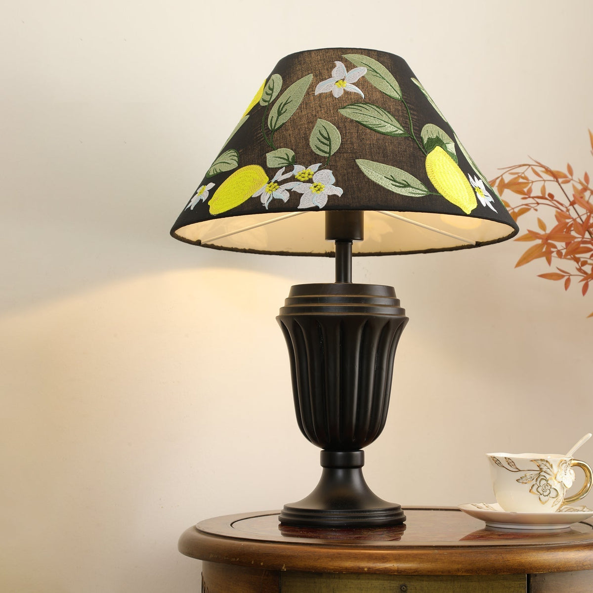 Orione lampa stołowa z drewna i płótna