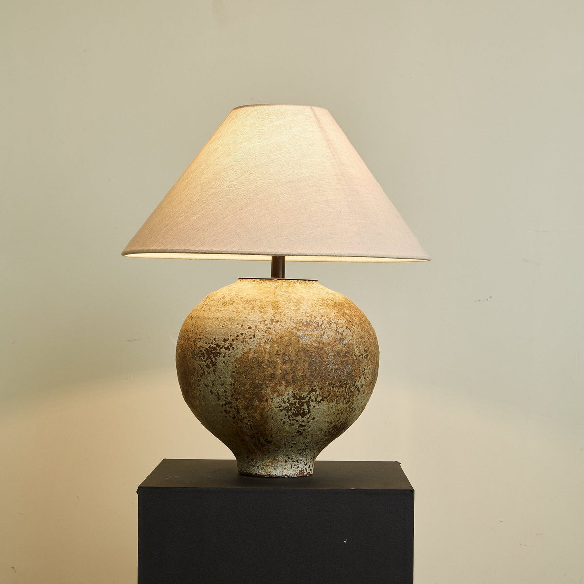 Lirys nowoczesna lampa stołowa z ceramiki