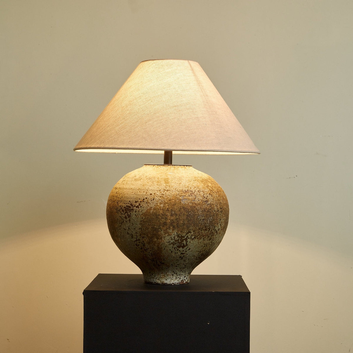Lirys nowoczesna lampa stołowa z ceramiki