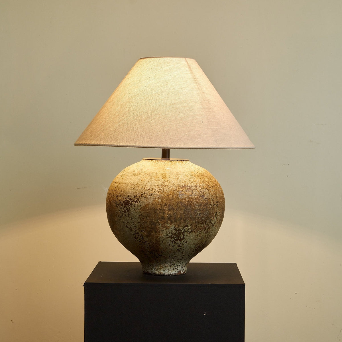 Lirys nowoczesna lampa stołowa z ceramiki