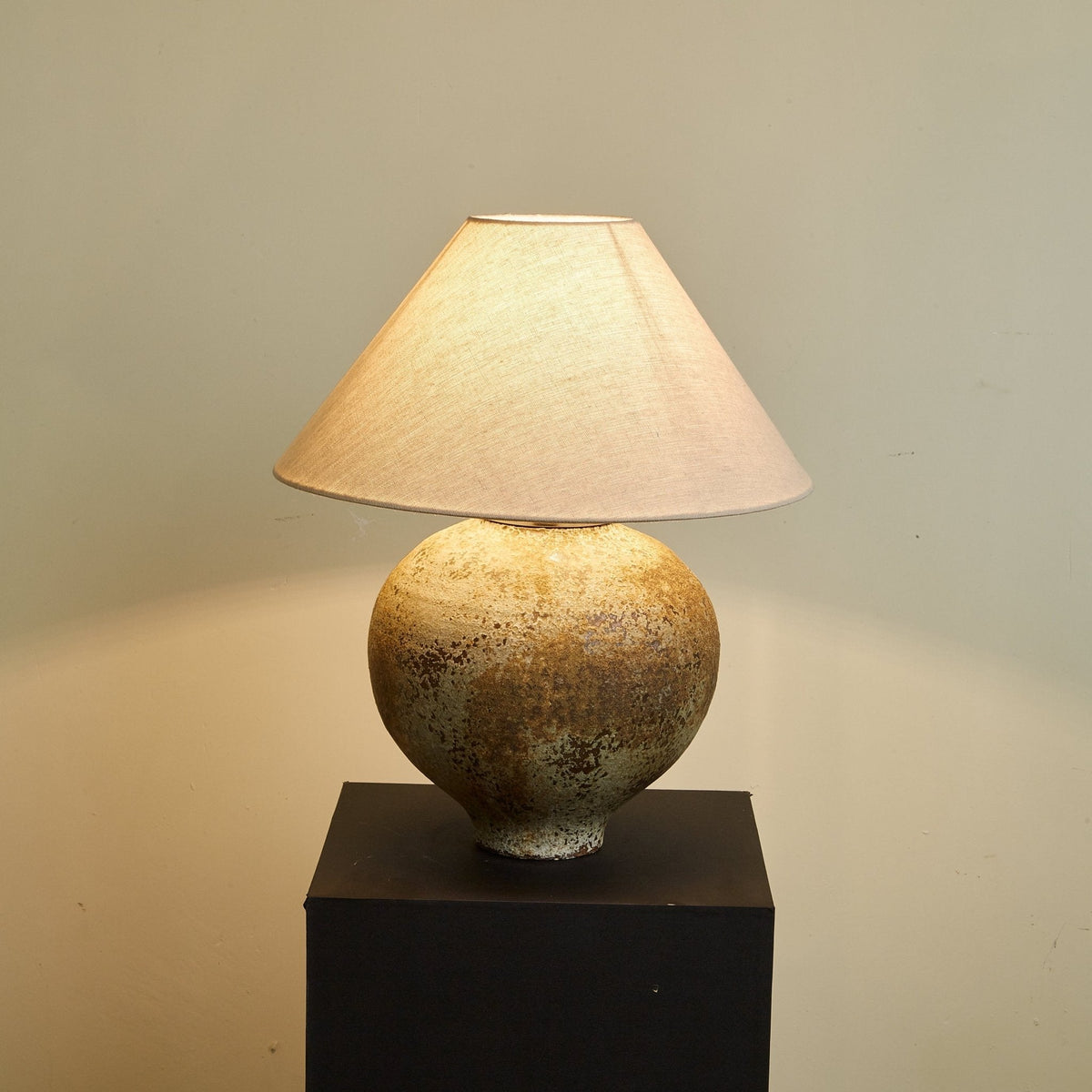 Lirys nowoczesna lampa stołowa z ceramiki