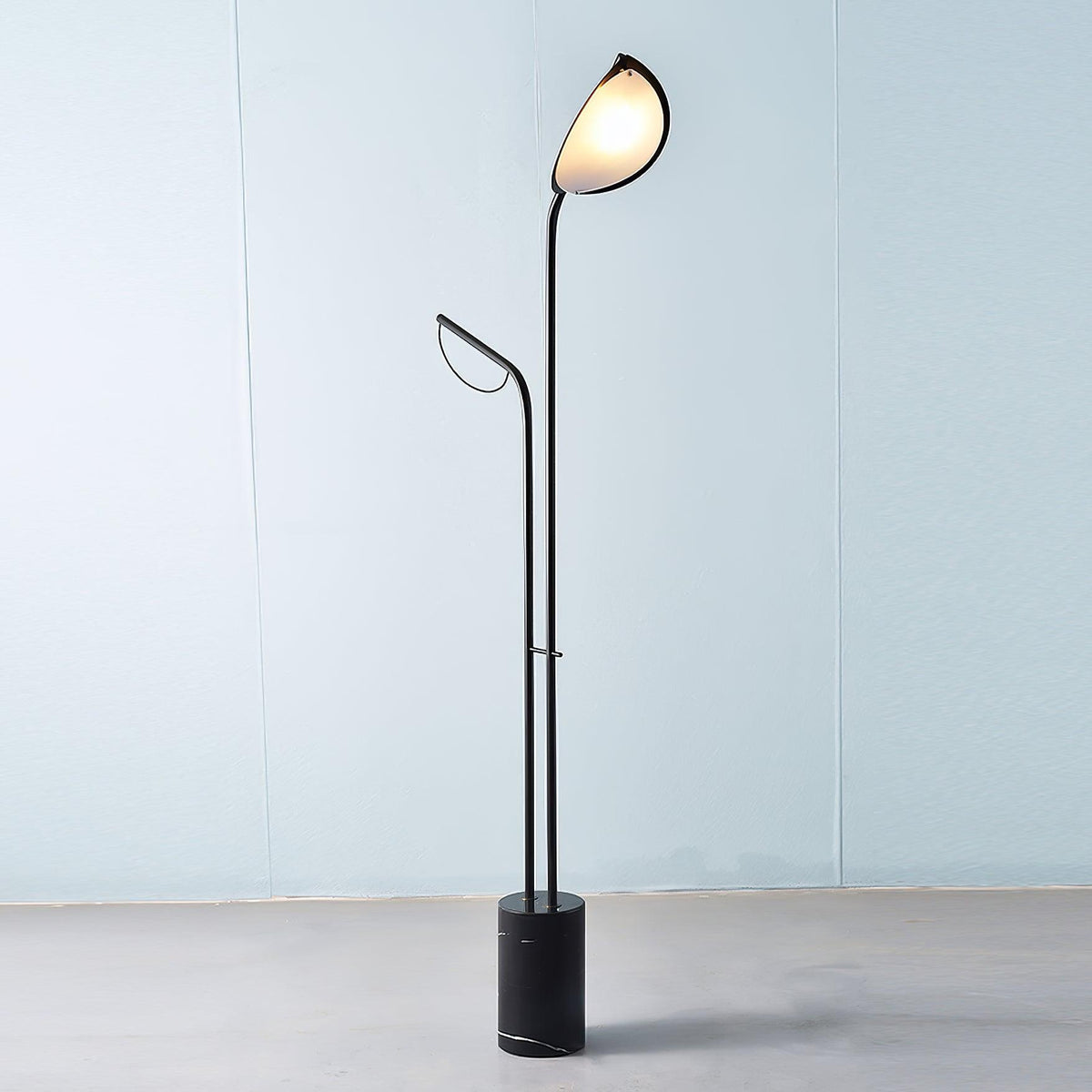 Selarielle minimalistyczna lampa stojąca z marmuru
