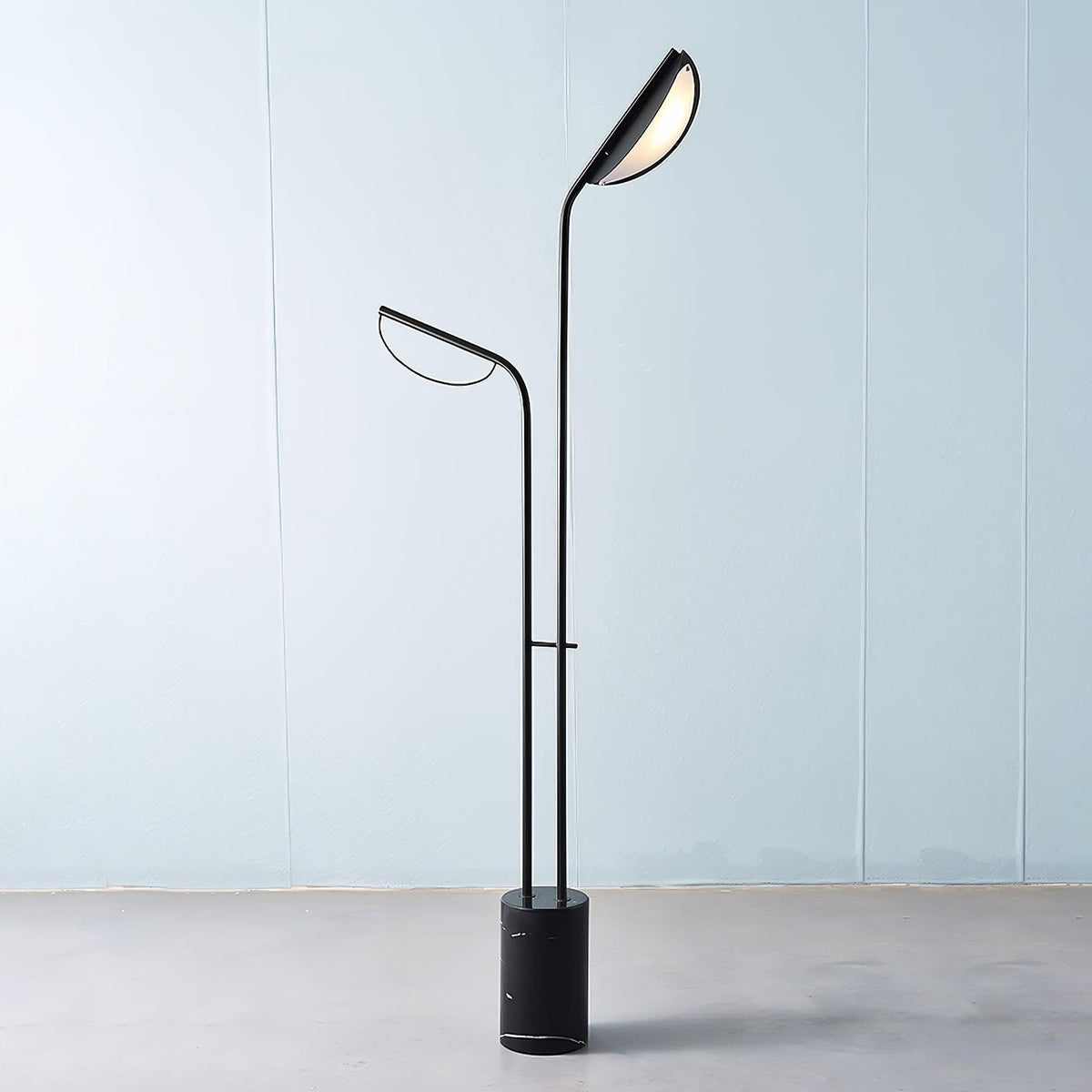 Selarielle minimalistyczna lampa stojąca z marmuru
