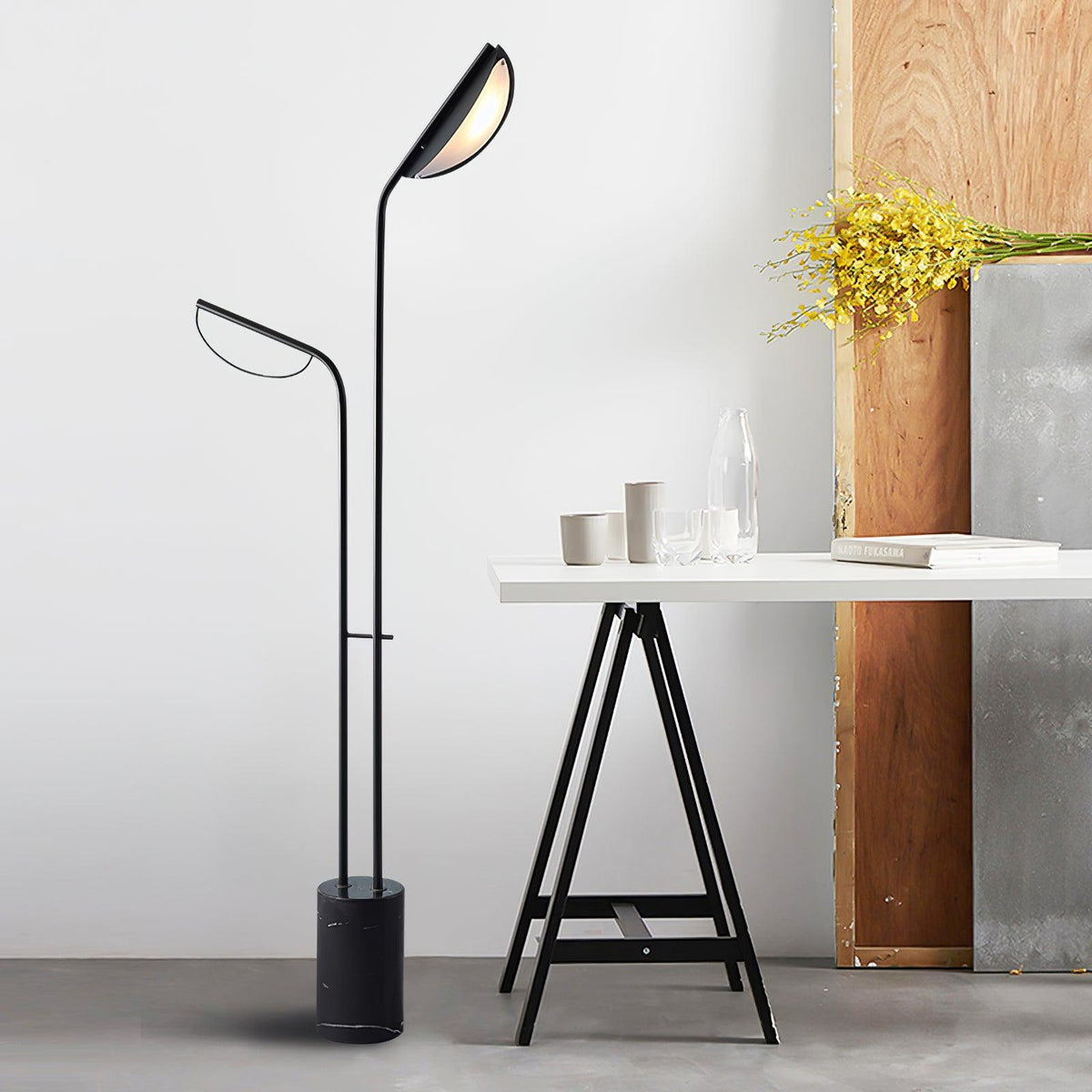 Selarielle minimalistyczna lampa stojąca z marmuru
