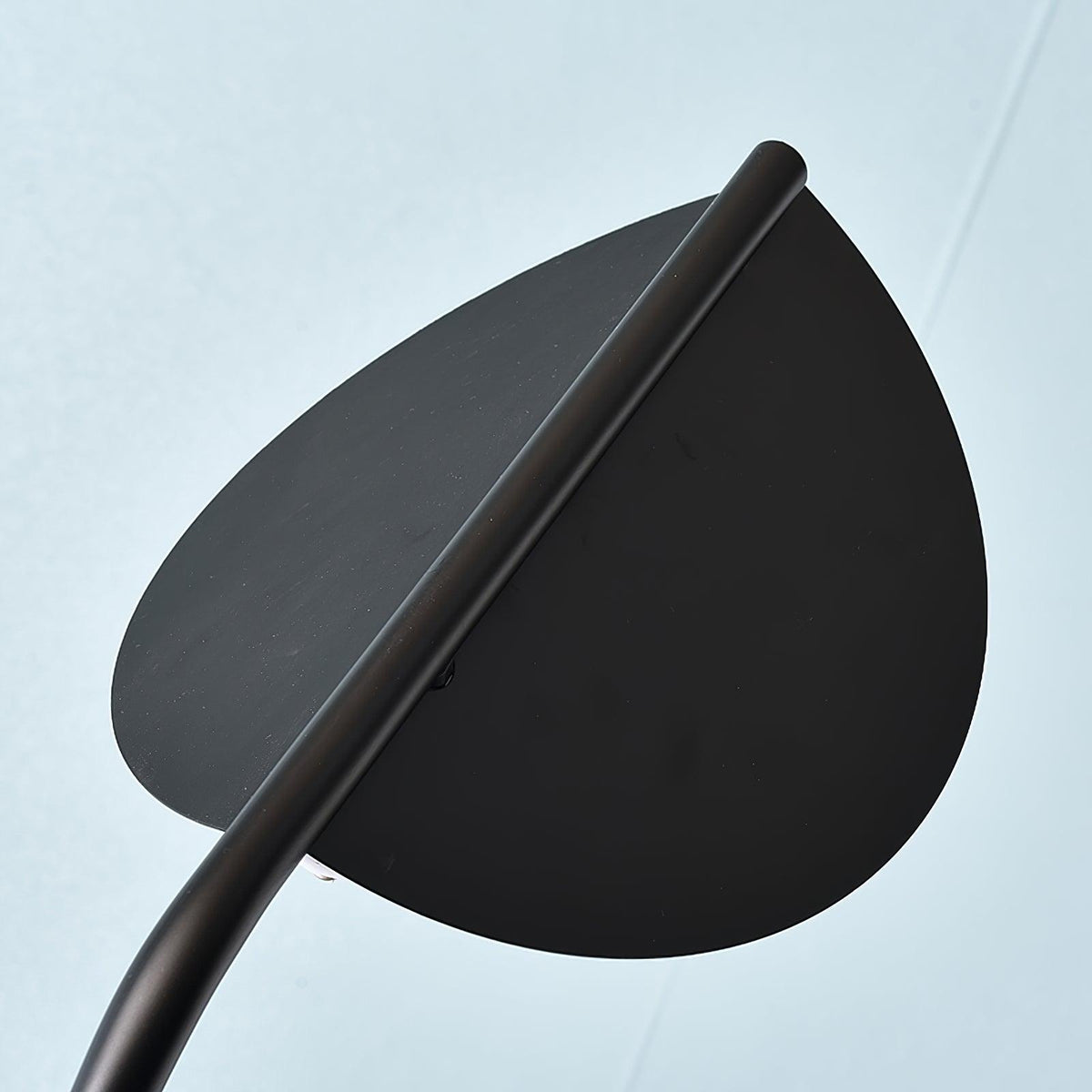 Selarielle minimalistyczna lampa stojąca z marmuru