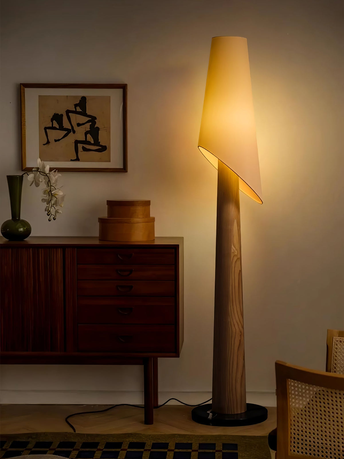 Curven drewniana lampa stojąca z marmuru