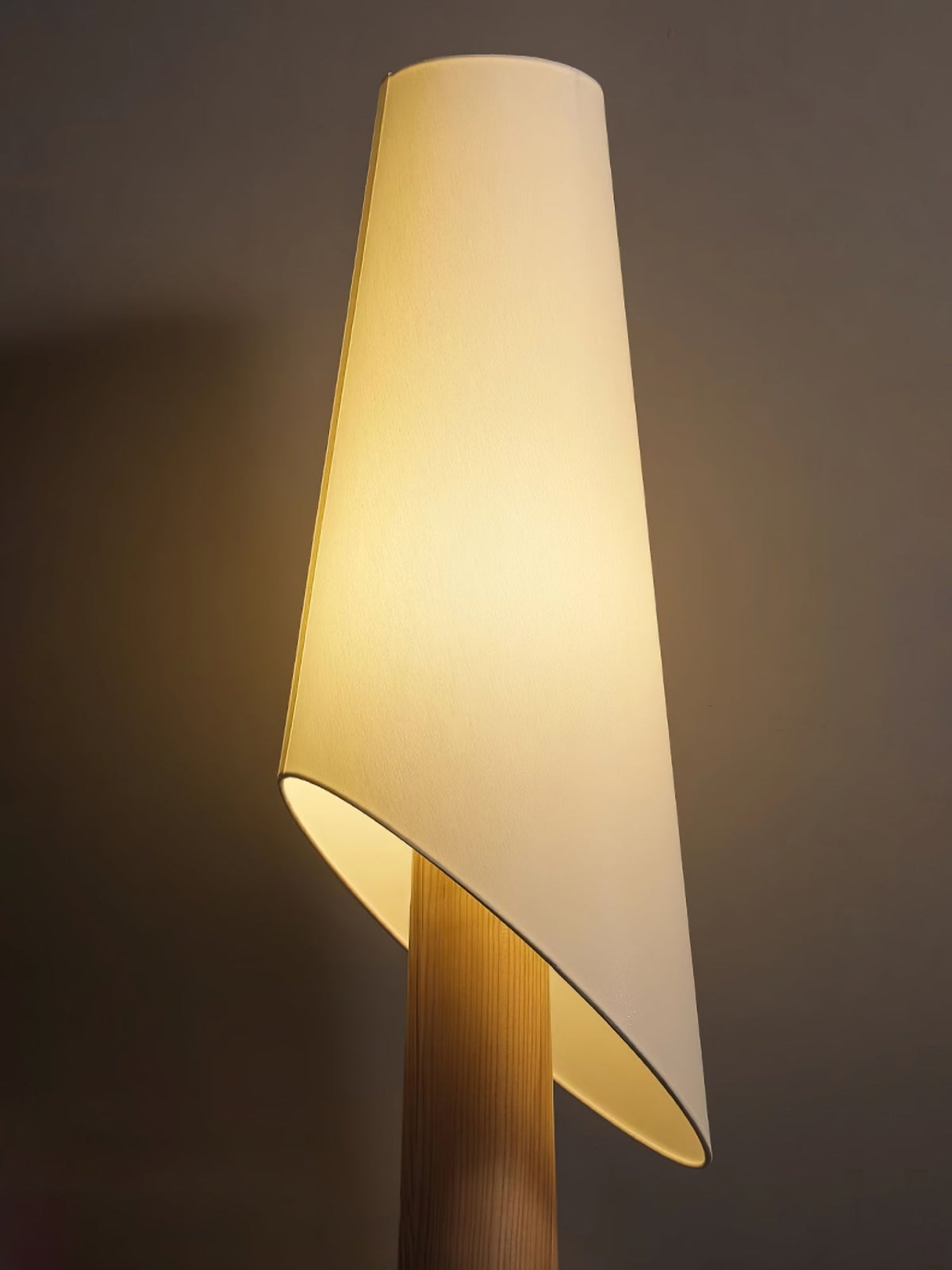 Curven drewniana lampa stojąca z marmuru