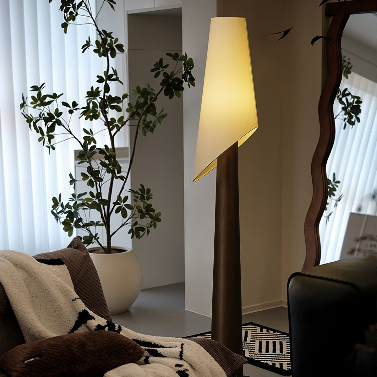 Curven drewniana lampa stojąca z marmuru