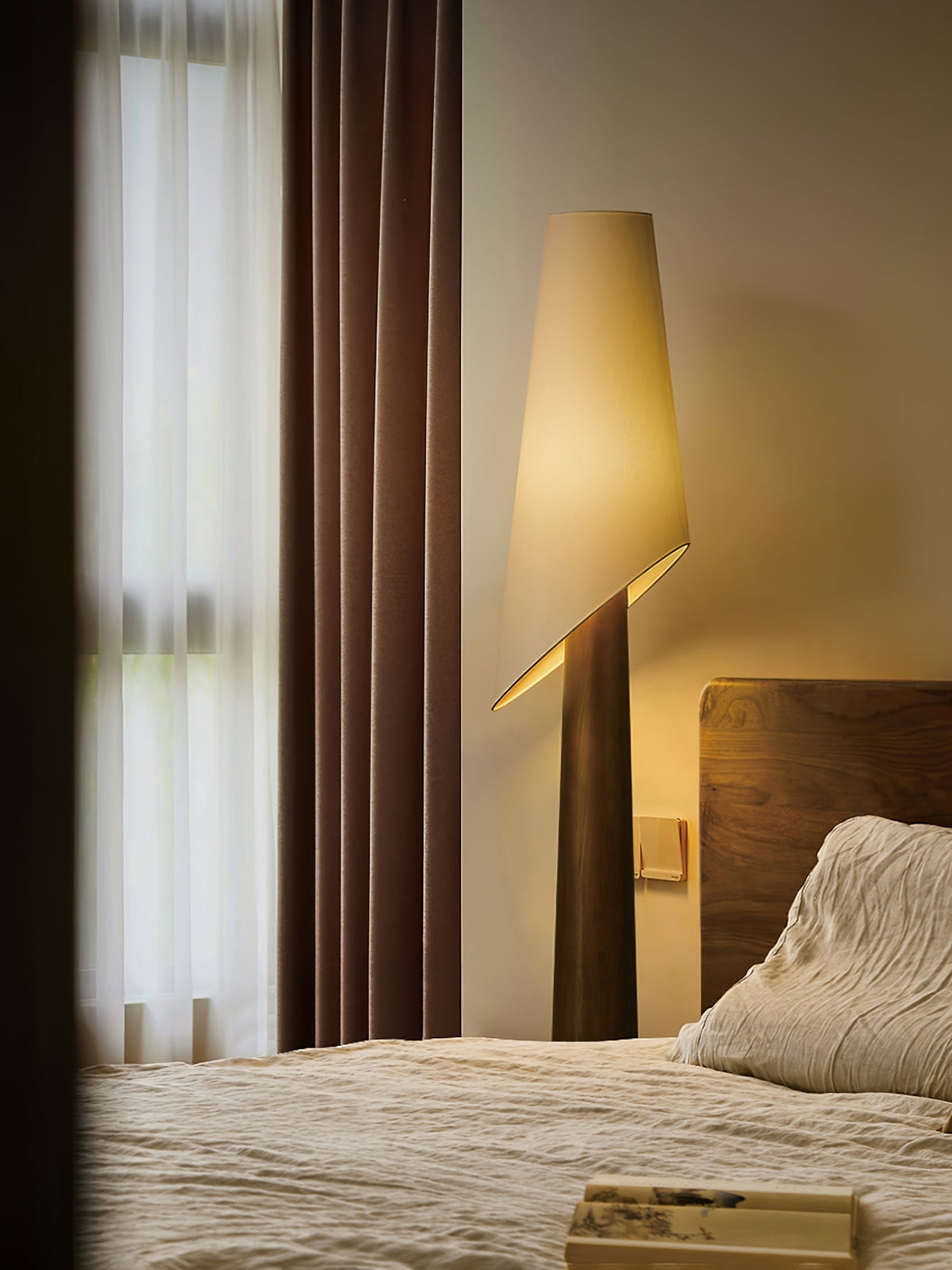 Curven drewniana lampa stojąca z marmuru