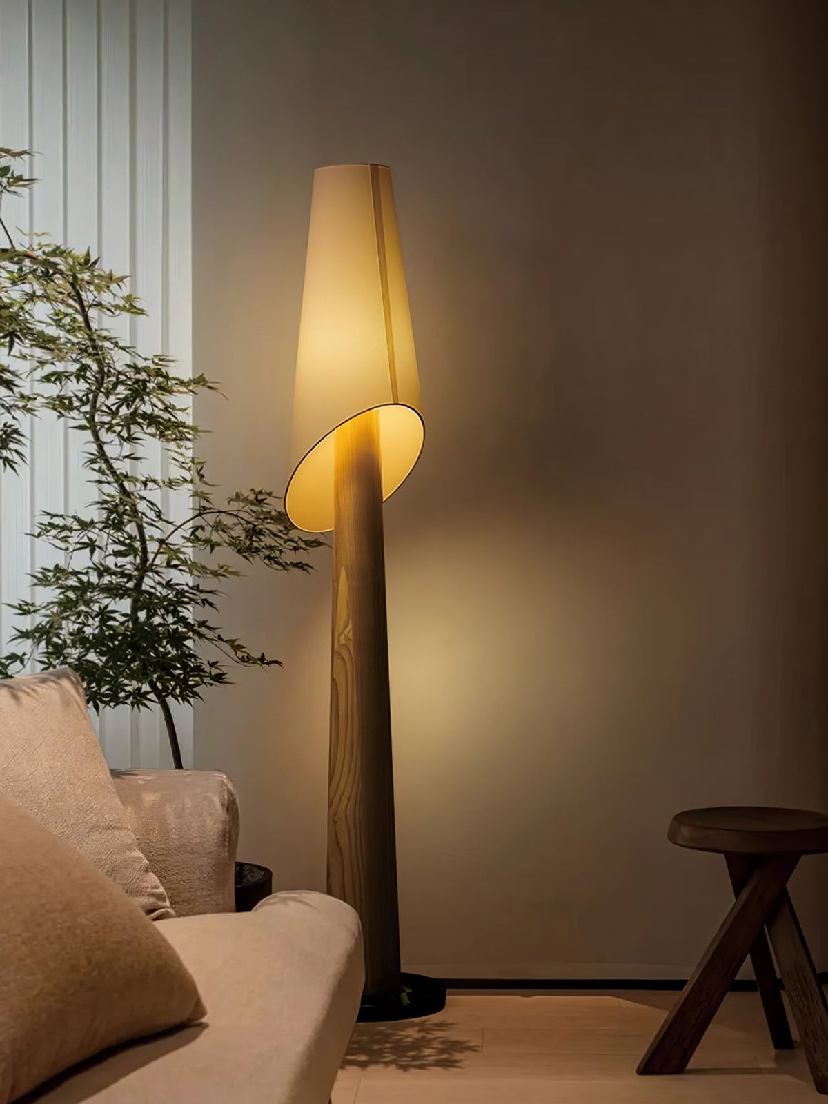Curven drewniana lampa stojąca z marmuru